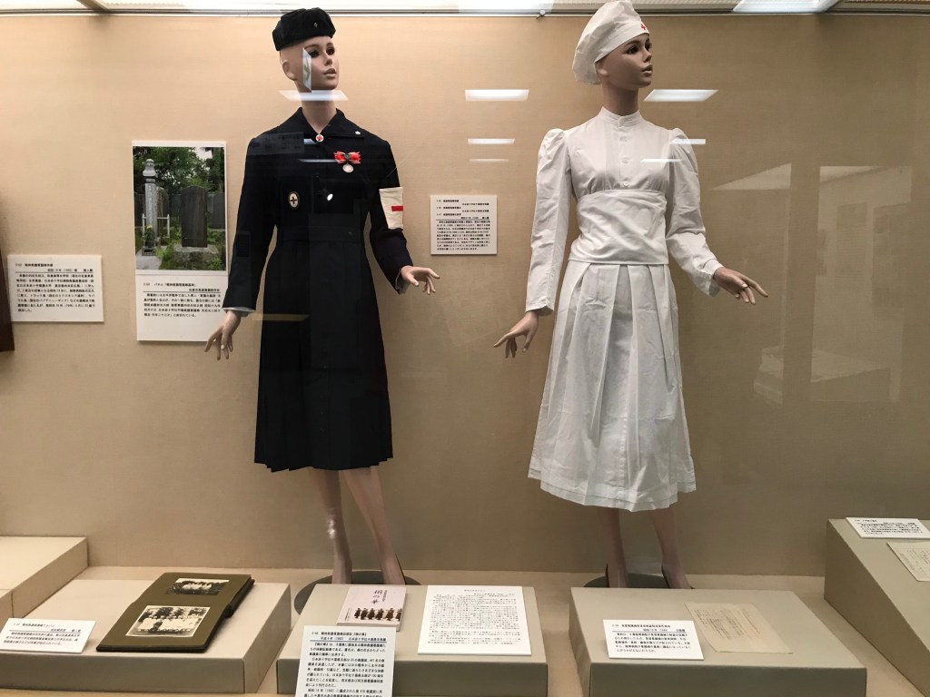 看護師制服 左　看護衣 右